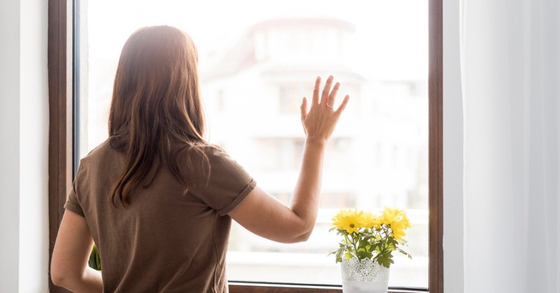 Una grande vetrata luminosa
