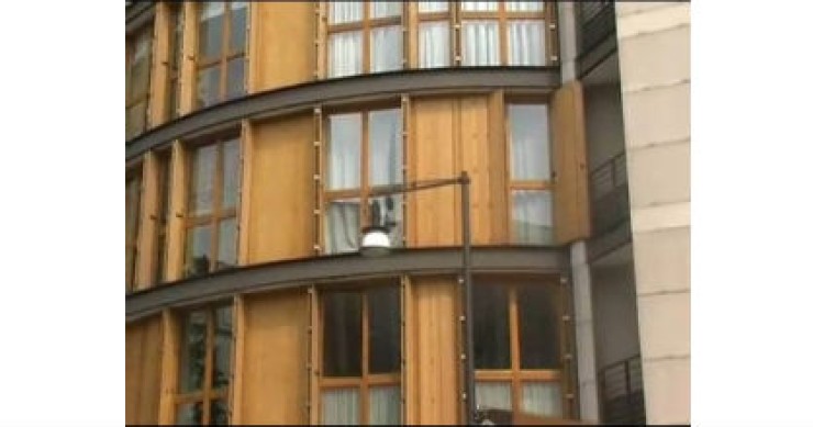 La casa a corona gliel'ha comprata lele mora, per amore (video)