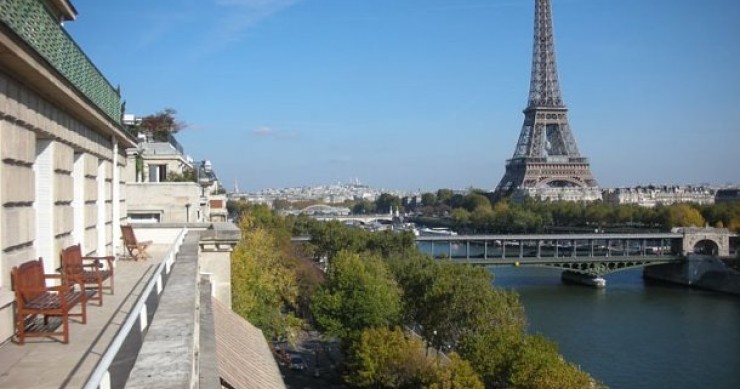 Case da sogno: l'attico è puro lusso se è sulla senna di fronte alla tour eiffel (parigi)