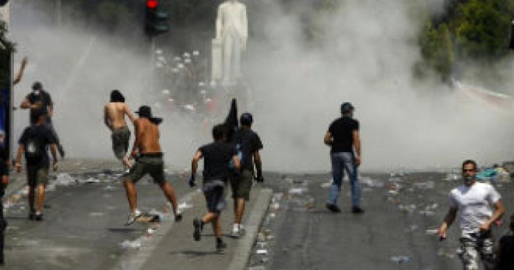 Crisi greca, atene è un campo di battaglia (video)