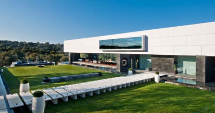 Case da sogno: un isola sospesa sul lago tra le colline di madrid (spagna)