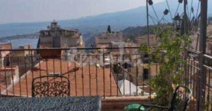 Case del week end: sui tetti a contemplare il mare di Sicilia (taormina)