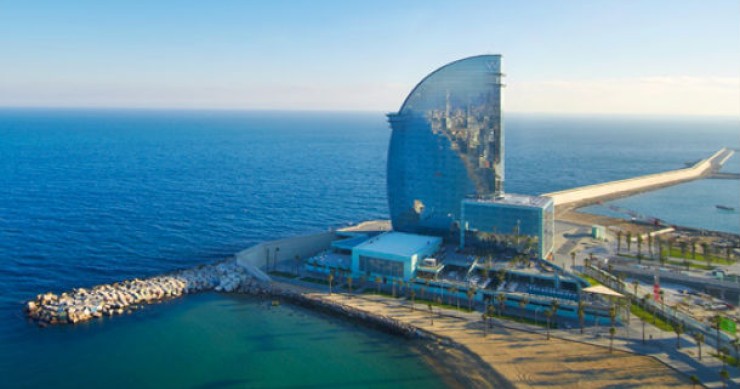 Hotel speciali: una vela che sfida il cielo e il mare (barcellona)