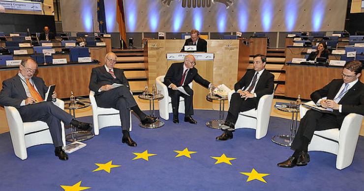 foto: europeanpeoplesparty (flickr.com cc) Mario draghi (bce) difende la sua politica monetaria dalle critiche della Germania