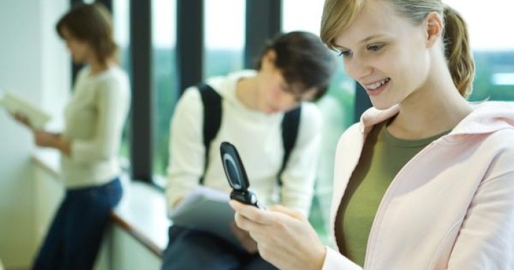 Per i cellulari non è mai tempo di crisi: gli italiani passano 4 ore al giorno al telefonino