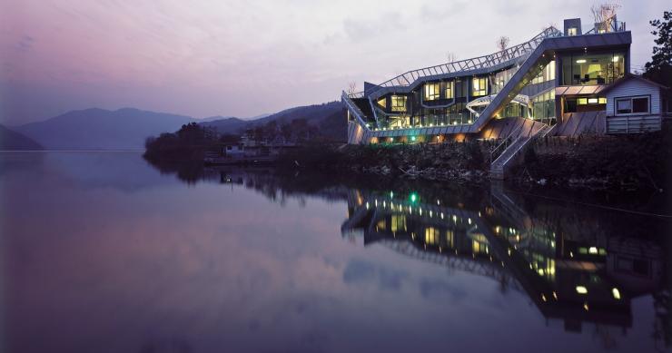 Casa da sogno: villa futuristica sulla riva di un fiume sudcoreano