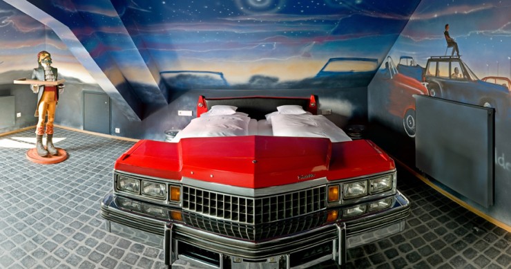 Hotel speciali: quando dormire in un auto diventa un lusso