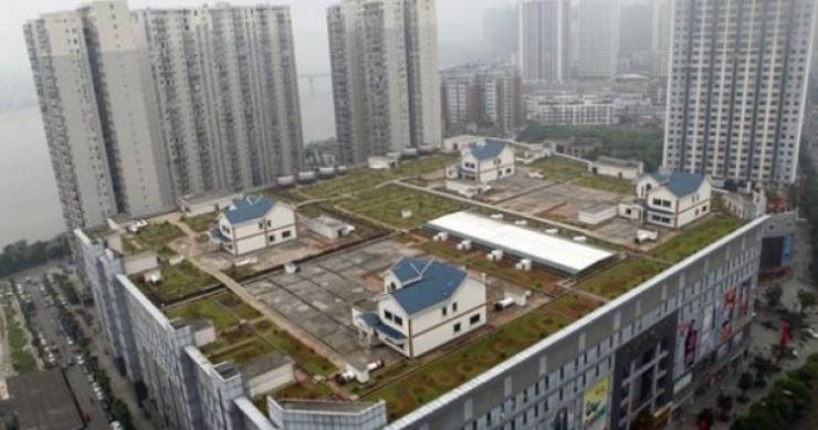 In cina non si spreca nulla e si costruisce sui tetti dei centri commerciali