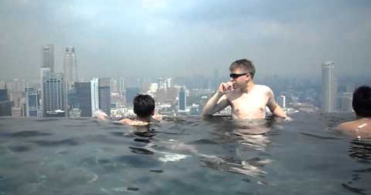 L'hotel di singapore in cui nuotare sul tetto del mondo: ecomostro o meraviglia?