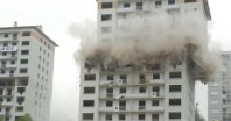 Che fare con le case nuove invendute? in irlanda cominciano ad abbatterle (video)