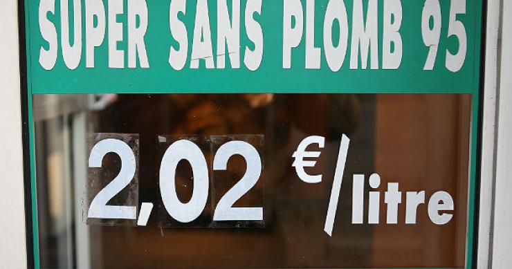 Benzina a 2 euro, in francia tasse ridotte per far scendere il prezzo