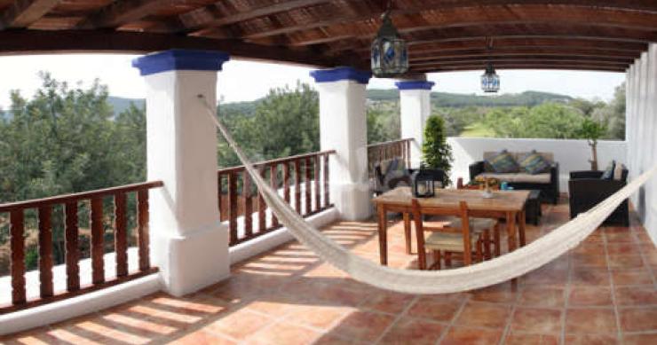 Casa del week end: una villa a ibiza tra relax, mare e vita notturna