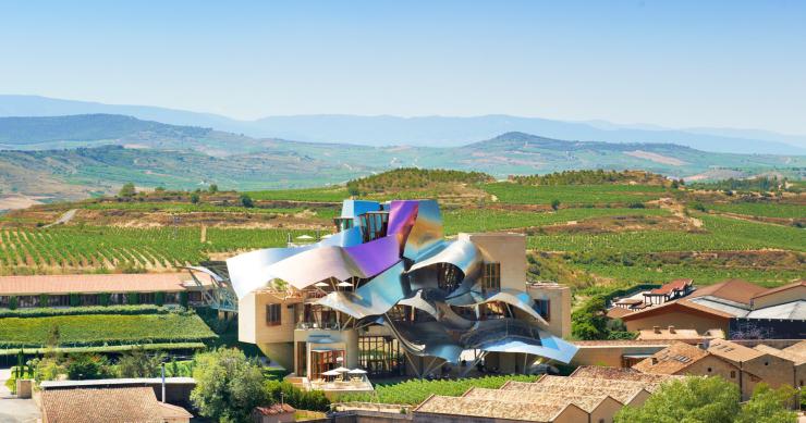 Hotel speciali: dormire tra le colline del guggenheim del vino (spagna)