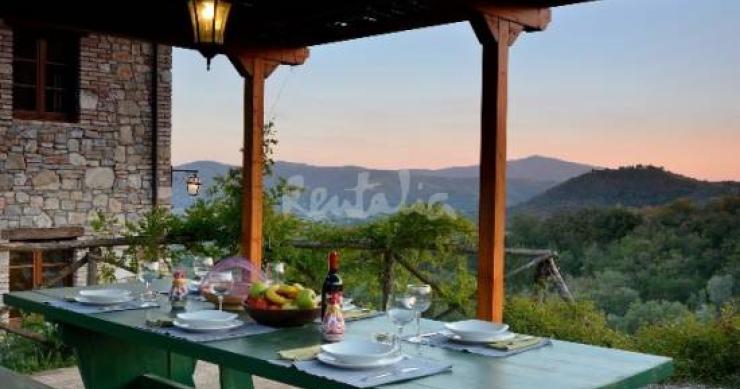 Casa del week end: tre casali del 1600 sulle verdi colline che circondano il lago trasimeno