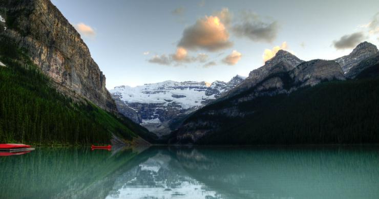 L'hotel con la vista più bella del mondo si affaccia su un lago di montagna in canada (fotogallery)
