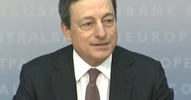 Draghi mantiene al minimo il costo del denaro e prevede una caduta dell'inflazione nel 2013 (video)