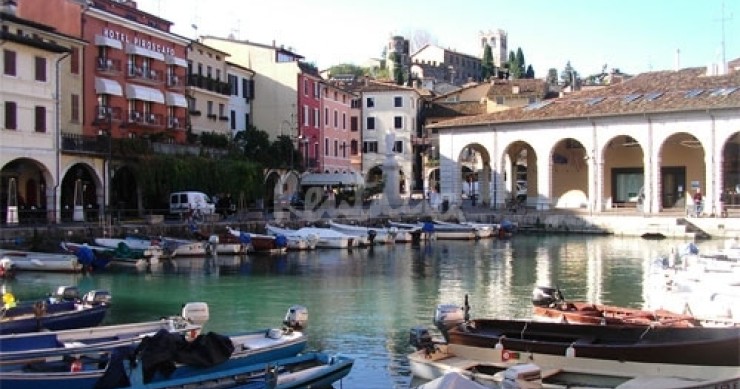 Case del week end: primavera sul Lago di Darda in un appartamento di Desenzano (fotogallery)