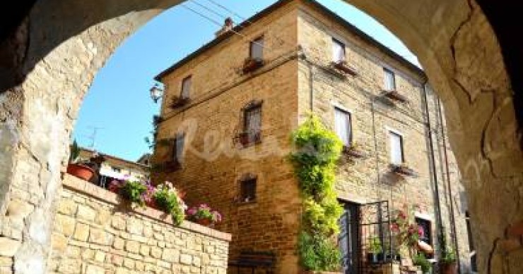 Case del week end: natura e arte in un piccolo borgo marchigiano (fotogallery)