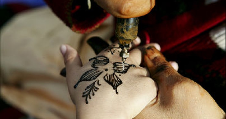 Un aumento vale bene un tatuaggio, la trovata di un'agenzia immobiliare a stelle e strisce