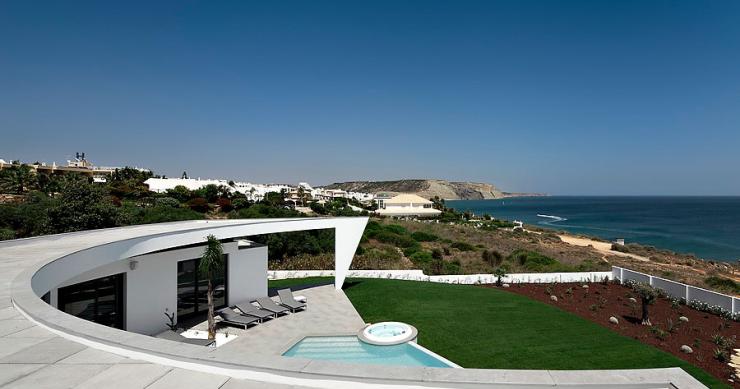 Casa da sogno: una villa semicircolare che abbraccia l'oceano in Portogallo (fotogallery)