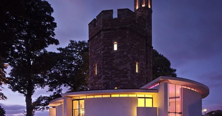 Un'antica torre ottagonale trasformata in una casa unica (video e fotogallery)