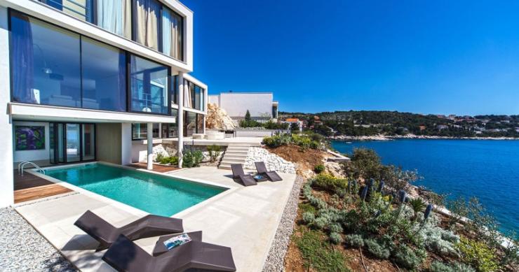 Case da sogno: una villa elegante e sofisticata davanti al mare cristallino della croazia (fotogallery)