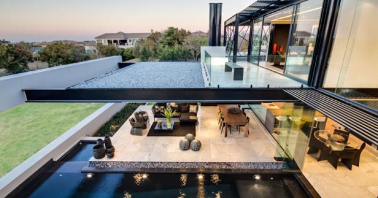Una villa geometrica con lago privato in sudafrica (fotogallery)