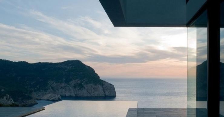 Una villa su una roccia a picco sul mare di ibiza (fotogallery)