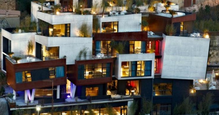 Un hotel dalla forma cubica nel cuore di una regione vinicola spagnola (fotogallery)
