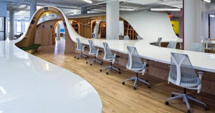 Addio ai mini-spazi, ecco un incredibile tavolo da lavoro di 335 metri capace di ospitare fino a 200 impiegati (foto)