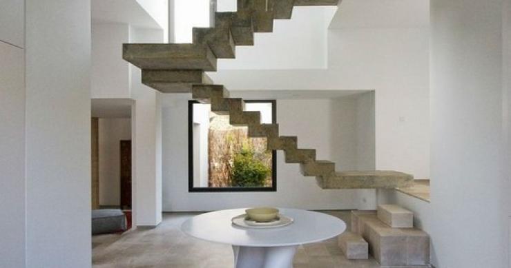 Ville moderne circondate da imponenti rocce di granito nel cuore della sierra madrilena