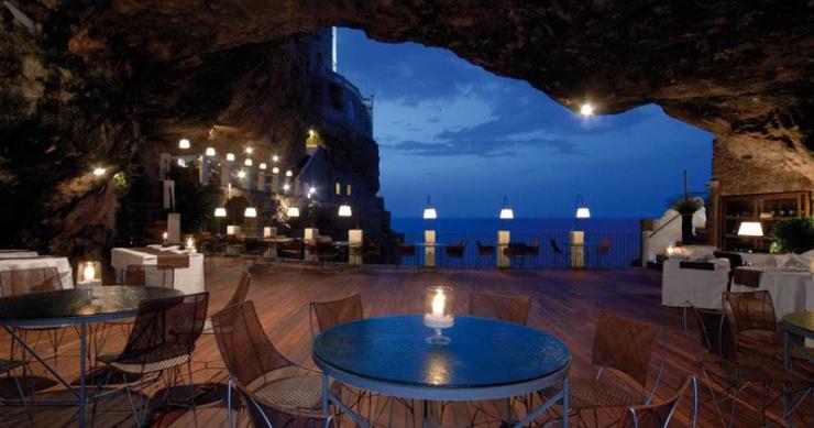 In Puglia un angolo romantico scavato dentro una roccia con vista sull'adriatico (fotogallery)