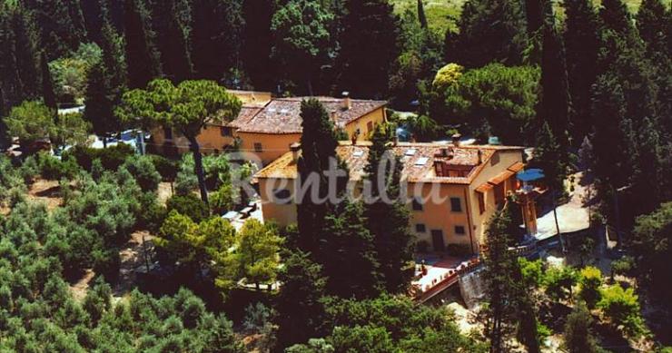 In un antico casale del 1700 nel cuore della Toscana trasformato in agriturismo