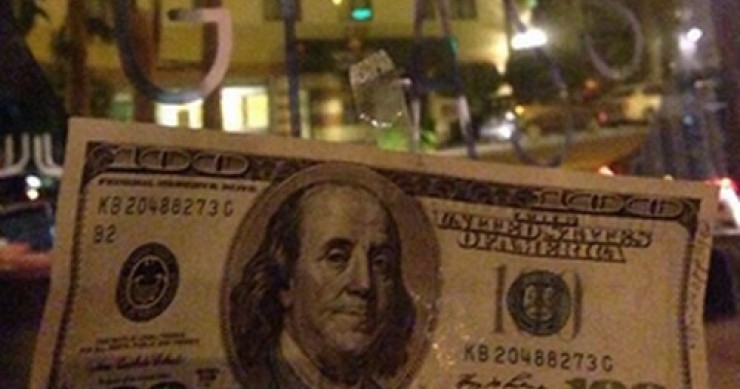 Tutti pazzi a san francisco per la caccia al tesoro dell'agente immobiliare milionario