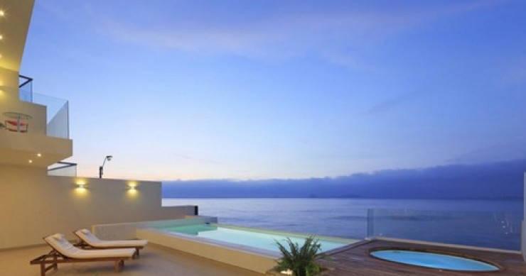 Una villa di cristallo a tre piani di fronte al mare del perù (fotogallery)