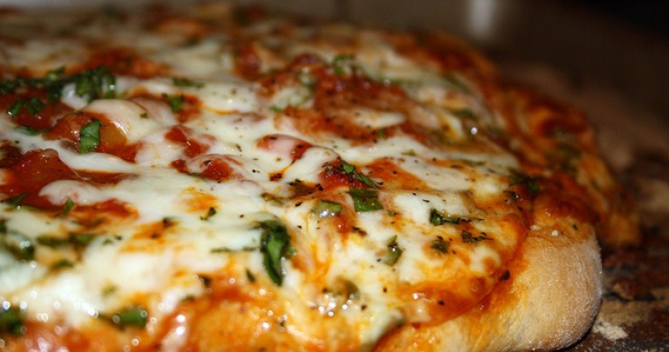 Mozzarella dall'est europa, pomodoro tunisino e olio di semi: la pizza che arriva sulle nostre tavole non è più made in italy