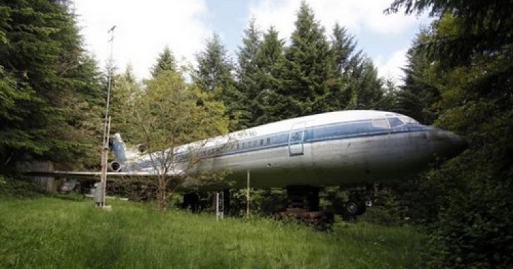 Abitazioni ad alta quota: l'incredibile storia dell'eremita che ha trascorso 15 anni in un aereo in mezzo al bosco (foto)