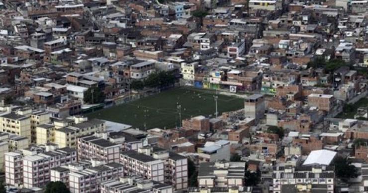 Gli "stadi" delle favelas di rio de janeiro, il "lato b" dei mondiali di calcio brasile 2014 (foto)