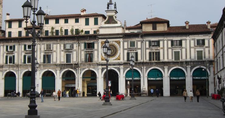  Giuseppe remondi, gruppo r "acquistiamo dalle imprese o alle aste per rivendere a privati o investitori"