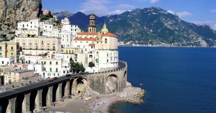 Se cerchi una seconda casa è il momento giusto: in caduta libera i prezzi in montagna, mare e lago