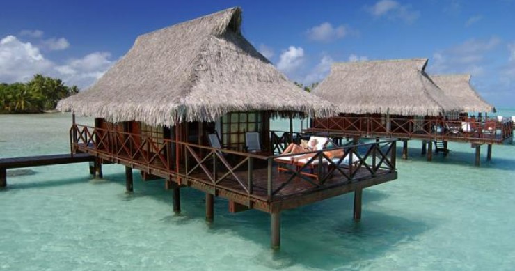 Un hotel su un isolotto circondato da una laguna blu privata nel cuore della polinesia (fotogallery) 