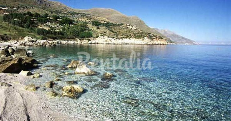 Nella città siciliana di sciacca, una casa bianca con vista mozzafiato sul golfo