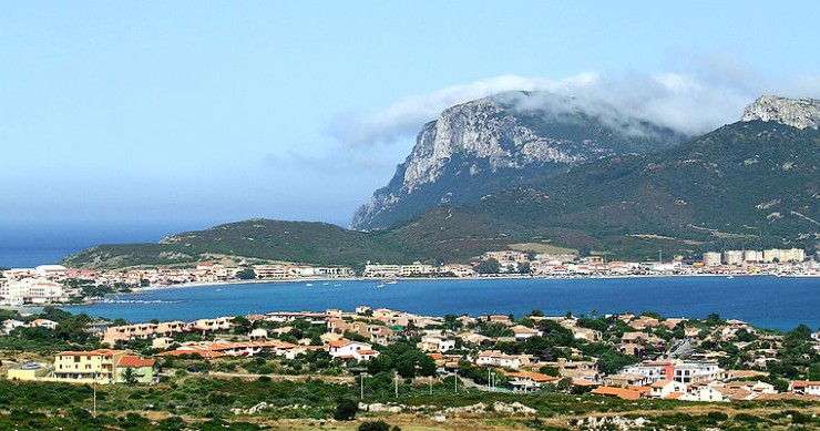 Un elegante appartamento per vivere la magia di porto rotondo (foto)