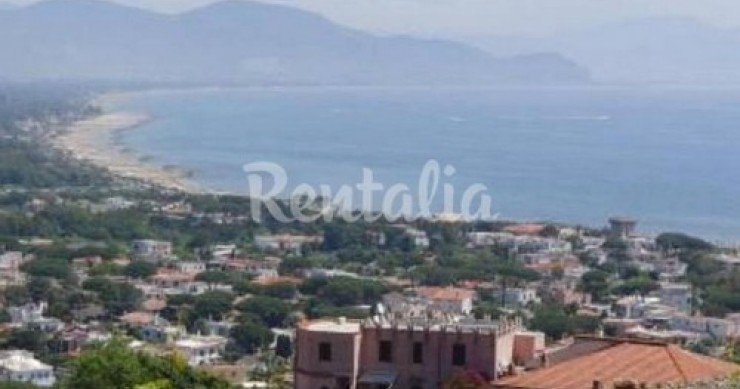 Una villa a san felice circeo per rilassarsi in riva al mare e fare un tuffo nella storia (foto)