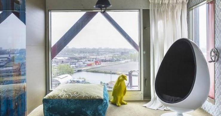 Hotel speciali: dormire in una gru a 50 metri dal suolo lungo il canale di amsterdam (foto)