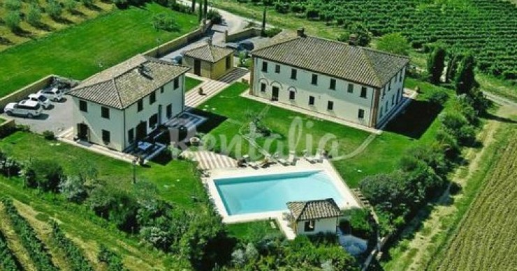 Un suggestivo casale a montepulciano, tra la val di chiana e la val d'orcia (foto)
