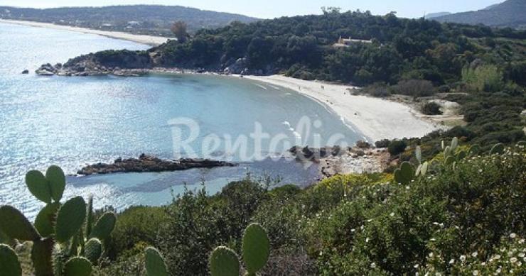 Nell'incantevole villasimius una casa con giardino a 300 metri dalla spiaggia (foto)