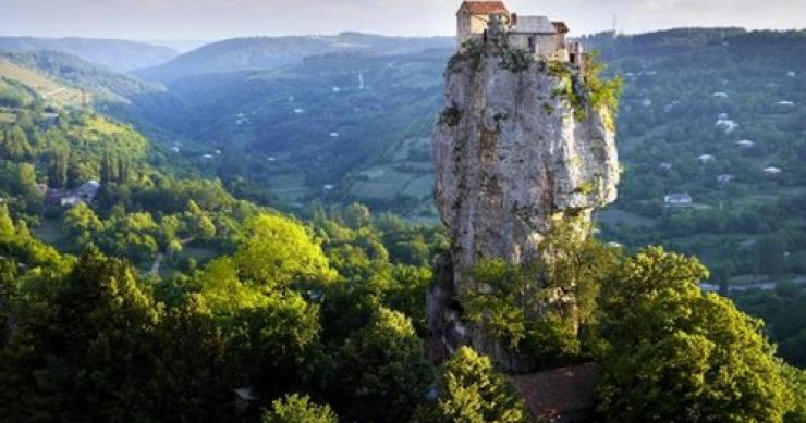 La casa più isolata del mondo: situata in cima a una roccia, è raggiungibile solo tramite una scala di 40 metri (fotogallery)