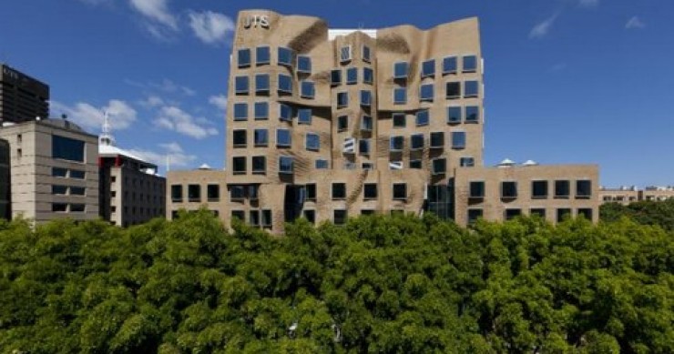 L'edificio a forma di "cartone bagnato" di frank gehry, l'ultimo discusso progetto dell'architetto canadese (fotogallery)