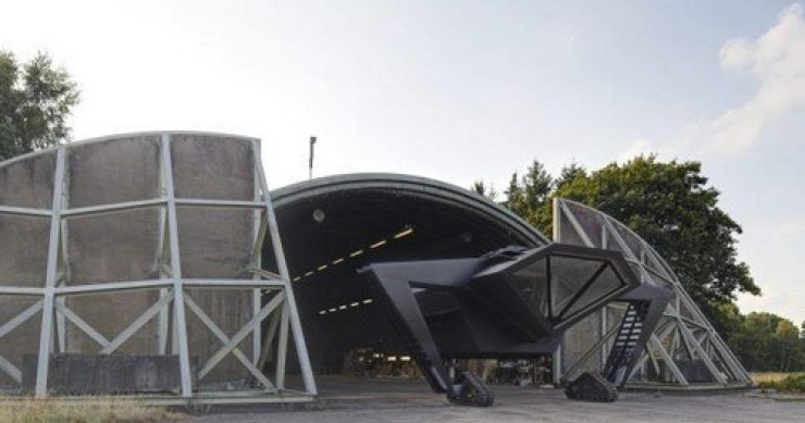 La trasformazione di un hangar segreto della "guerra fredda" in un moderno ufficio (fotogallery)